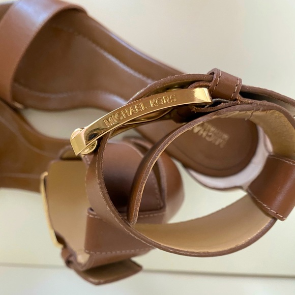 Gorgeous MK Michael Kors heeled sandals in tan - Picture 6 of 10
